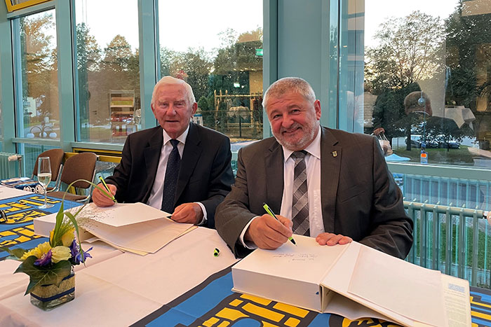 Signieren der Neustadt-Chronik v. l. Autor Dr. Gerhard Brendler und Bürgermeister Peter Mühle Signieren der Neustadt-Chronik v. l. Autor Dr. Gerhard Brendler und Bürgermeister Peter Mühle