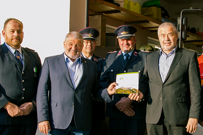 Landrat Michael Geisler übergibt Fördermittel an Bürgermeister Peter Mühle (links) für den Gerätehausumbau der Ortsfeuerwehr Krumhermsdorf