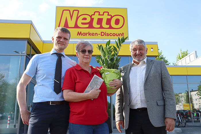 Zur Eröffnung des neuen Netto-Marktes, v. l. Verkaufsleiter Patrick Kühne, Filialleiterin Petra Gebhardt mit Bürgermeister Peter Mühle