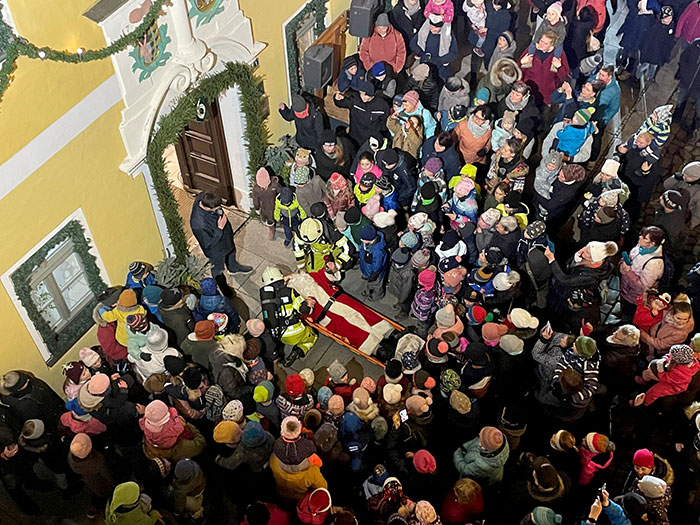 Öffnen des 1. Fensters am Rathaus-Advents-Kalender Öffnen des 1. Fensters am Rathaus-Advents-Kalender