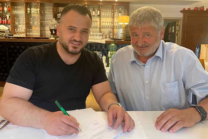 Kujtim Shabani und Bürgermeister Peter Mühle (rechts) zur Unterzeichnung des Pachtvertrages Kujtim Shabani und Bürgermeister Peter Mühle (rechts) zur Unterzeichnung des Pachtvertrages