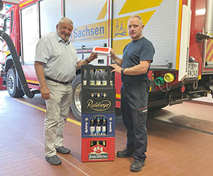 Bürgermeister Peter Mühle übergibt die Getränke in Neustadt an den Gerätewart Kay-Uwe Rehn (rechts) Bürgermeister Peter Mühle übergibt die Getränke in Neustadt an den Gerätewart Kay-Uwe Rehn (rechts)
