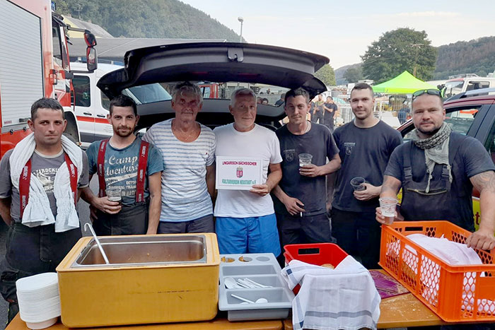 István Pajkó und Károly Selley mit Kameraden der Feuerwehren István Pajkó und Károly Selley mit Kameraden der Feuerwehren
