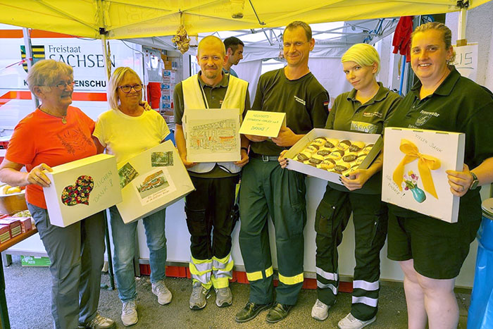 Sigrid Blumenbach und Irene Hentzschel von den Neustädter Gymnastikfrauen mit Einsatzkräften bei der Übergabe der Kuchen Sigrid Blumenbach und Irene Hentzschel von den Neustädter Gymnastikfrauen mit Einsatzkräften bei der Übergabe der Kuchen