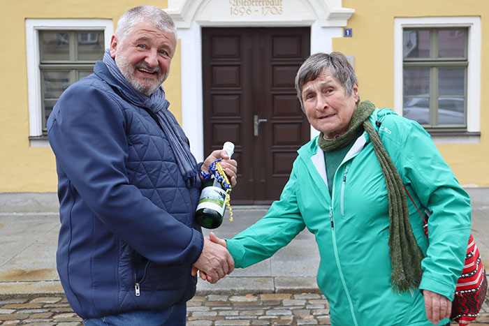 Bürgermeister Peter Mühle bedankt sich bei Dr. Große; seit zehn Jahren begleitet sie die teilnehmer auf der Neustädter Tafelrunde