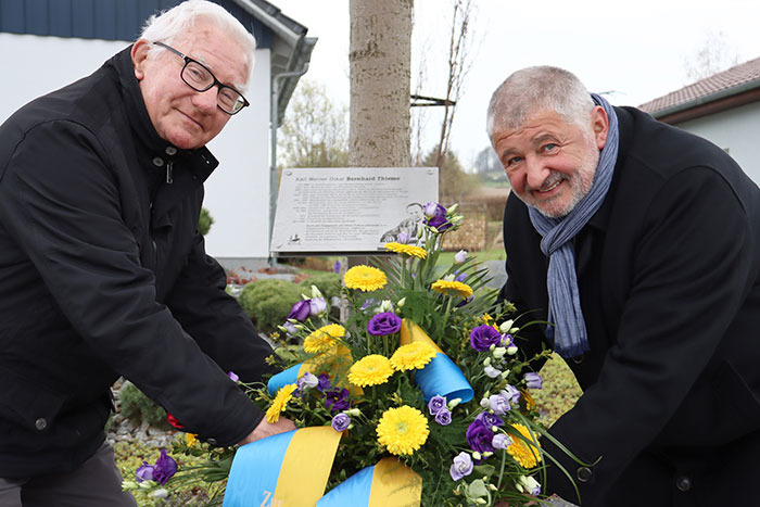 Zum Andenken legen Bürgermeister Peter Mühle (rechts) und Dr. Gerhard Brendler an der Gedenkstätte einen Blumengruß nieder