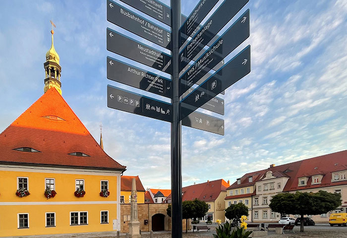 Neuer Wegweiser auf dem Markt Neuer Wegweiser auf dem Markt