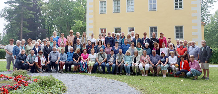 Gemeinsames Erinnerungsfoto im Schlosspark Gemeinsames Erinnerungsfoto im Schlosspark