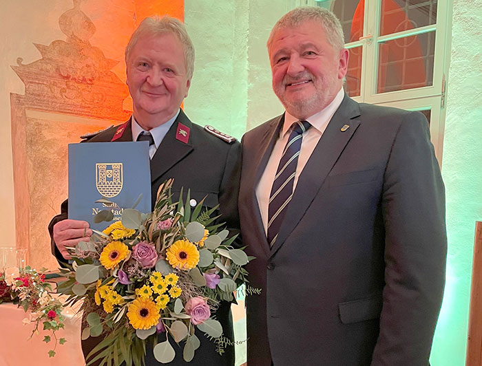 Kamerad Hauptöschmeister Horst Gersch und Bürgermeister Peter Mühle (rechts) Kamerad Hauptöschmeister Horst Gersch und Bürgermeister Peter Mühle (rechts)