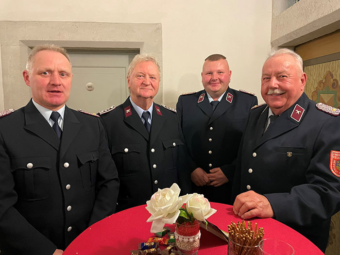 Kamerad Horst Gersch mit seinen Feuerwehrkameraden Kamerad Horst Gersch mit seinen Feuerwehrkameraden
