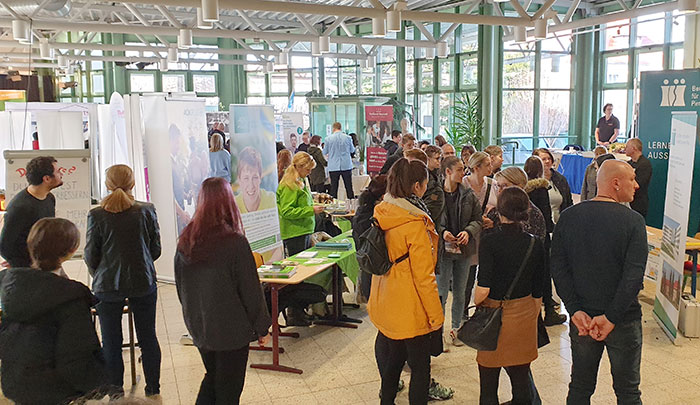 Die zur Ausstellungshalle umfunktionierte Aula glich stellenweise einem Ameisenhaufen. Viele Unternehmen fanden regen Zuspruch. Die zur Ausstellungshalle umfunktionierte Aula glich stellenweise einem Ameisenhaufen. Viele Unternehmen fanden regen Zuspruch.