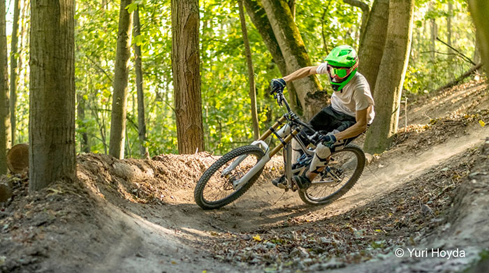 Bikefahrer im Wald, Foto: Yuri Hoyda