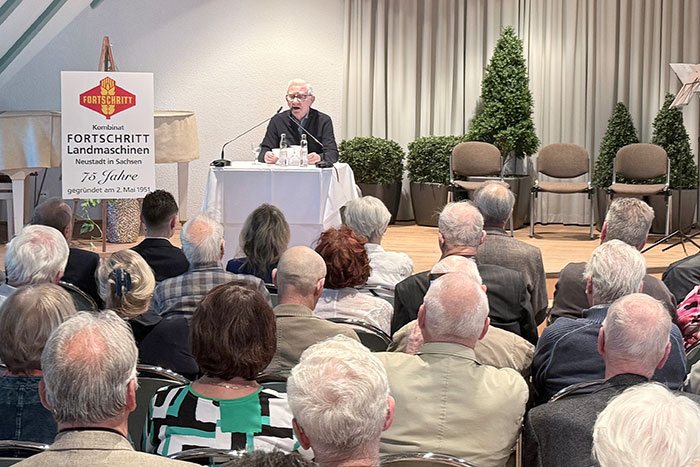 Dr. Brendler vor dem Publikum
