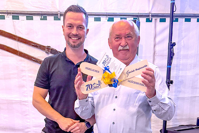 Bürgermeister gratuliert Hans-Jürgen Nitsche Bürgermeister gratuliert Hans-Jürgen Nitsche
